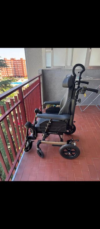 Silla articulada de ruedas manual