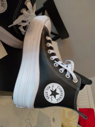 Zapatillas Converse Negras y Blancas