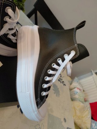 Zapatillas Converse Negras y Blancas