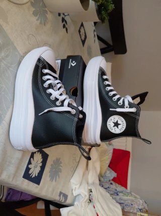 Zapatillas Converse Negras y Blancas