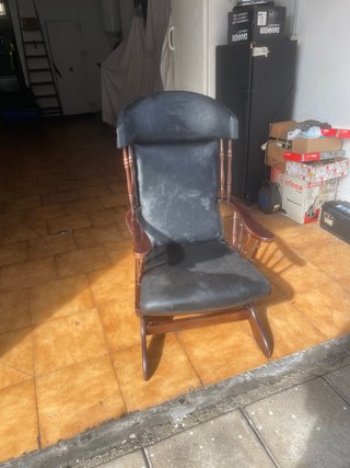 Mecedora de piel y madera con muelles