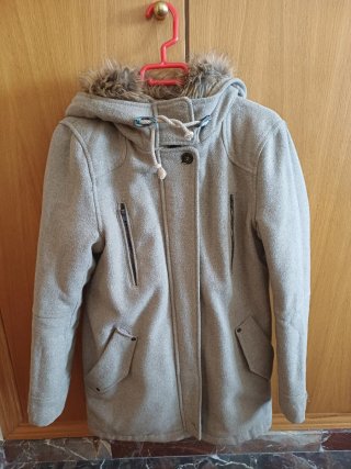 Parka beige con capucha y pelo