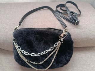 Bolso negro pelo con cadenas