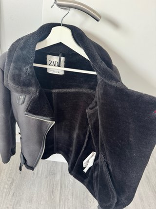 Chaqueta Zara efecto piel negra