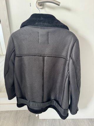 Chaqueta Zara efecto piel negra