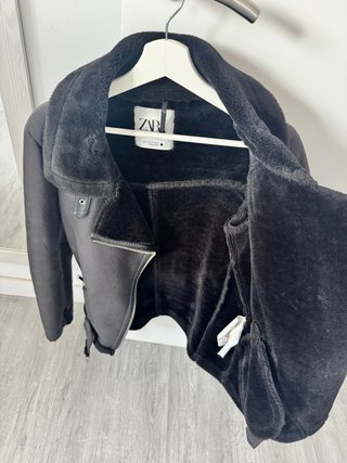 Chaqueta Zara efecto piel negra