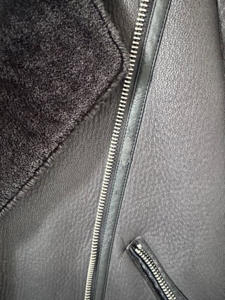 Chaqueta Zara efecto piel negra