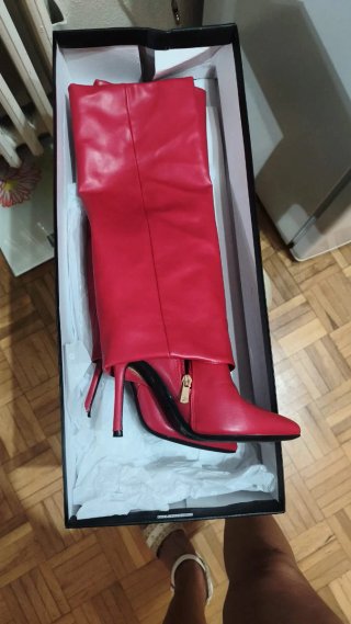 Botas rojas altas tacón y negras semi tacon