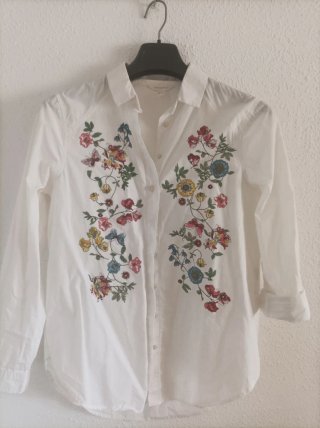 Preciosa Blusa Blanca con dibujo floral