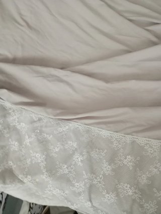 Cubre cama beige con encaje