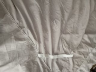 Cubre cama beige con encaje