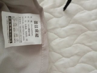 Cubre cama beige con encaje
