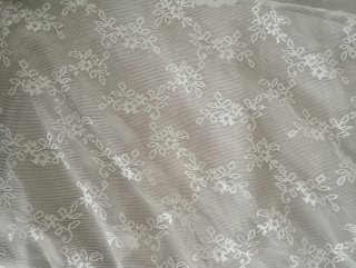 Cubre cama beige con encaje