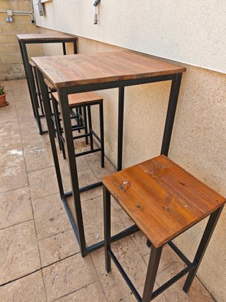 Mesas altas y taburetes de madera y metal