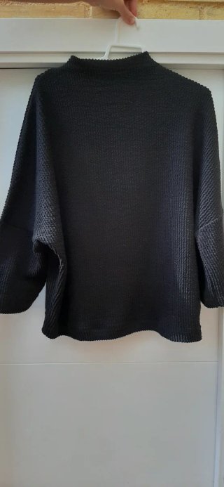 Jersey negro punto cuello alto