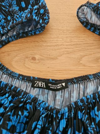 Blusa Zara Etiqueta Negra Plisada Azul y Negro