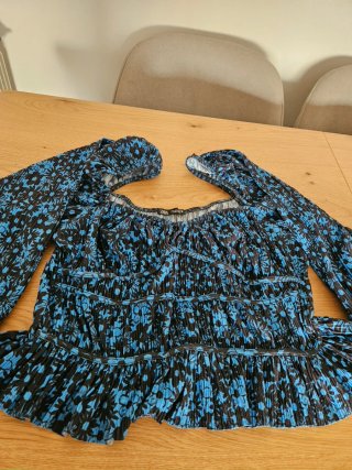 Blusa Zara Etiqueta Negra Plisada Azul y Negro