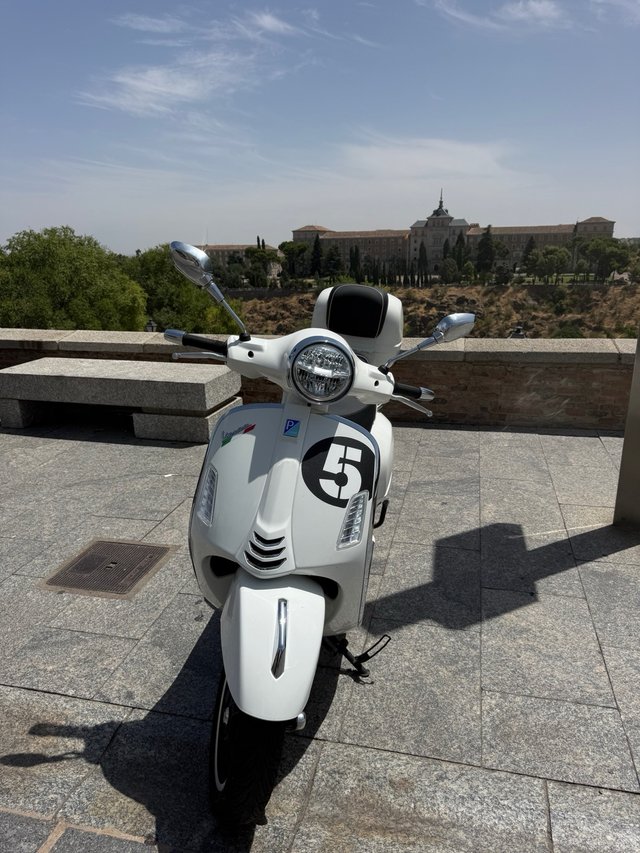 Piaggio Vespa 300GTS Blanca keyless
