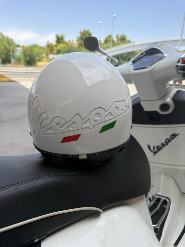 Piaggio Vespa 300GTS Blanca keyless