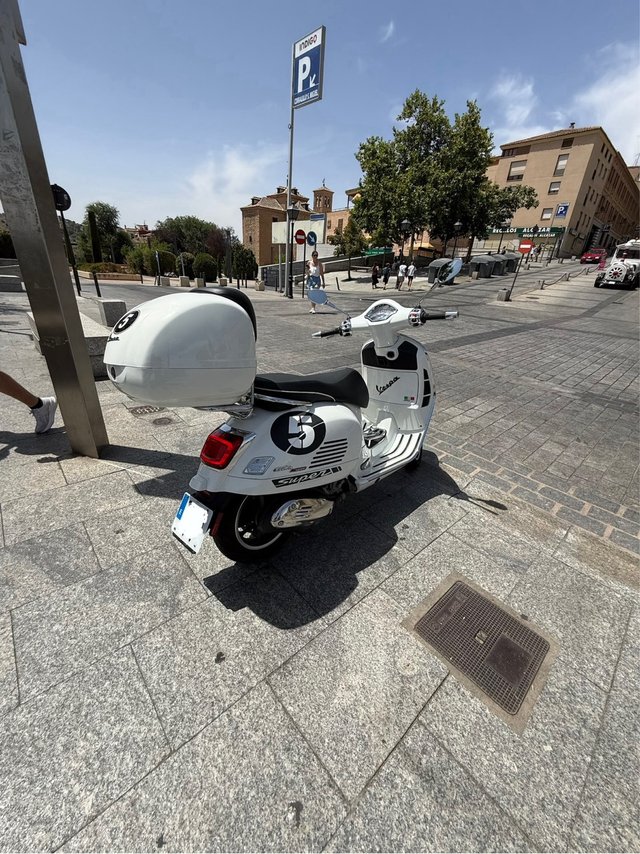 Piaggio Vespa 300GTS Blanca keyless
