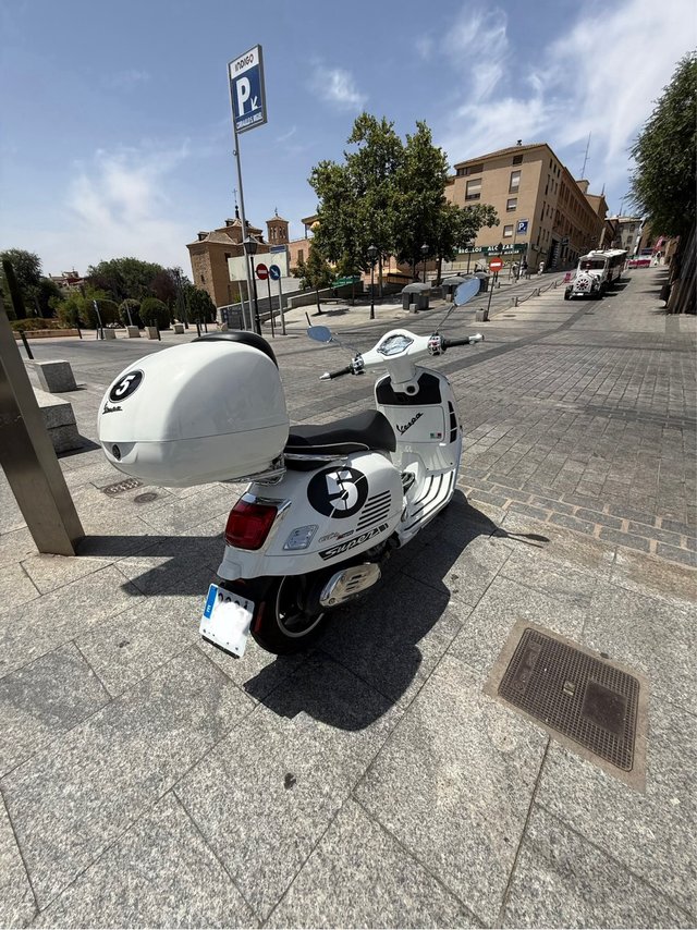 Piaggio Vespa 300GTS Blanca keyless