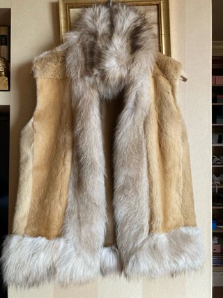 Chaleco de piel beige y blanco
