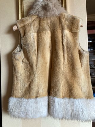Chaleco de piel beige y blanco