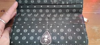 Monedero Spirit Board Negro y Plateado.