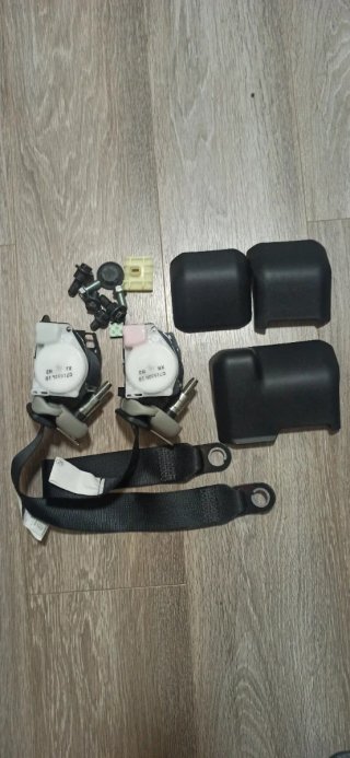 Asientos Traseros Toyota Prius Plus y cinturones