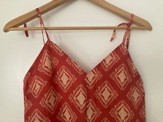 Mono de tirantes estampado coral