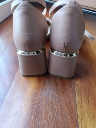 Zapatos Gioseppo de color nude y dorado