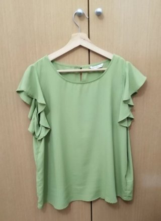 Blusa verde con volantes