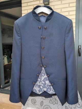 Traje de novio azul con chaleco y corbata