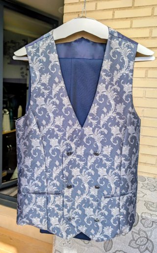 Traje de novio azul con chaleco y corbata