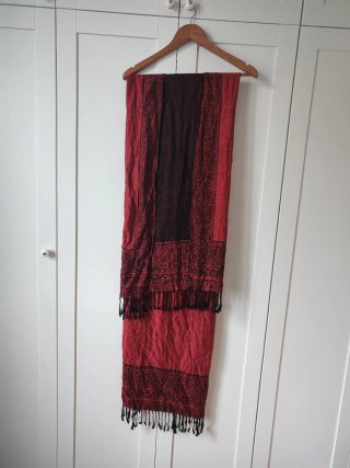 Pañuelo cuello rojo y negro con flecos