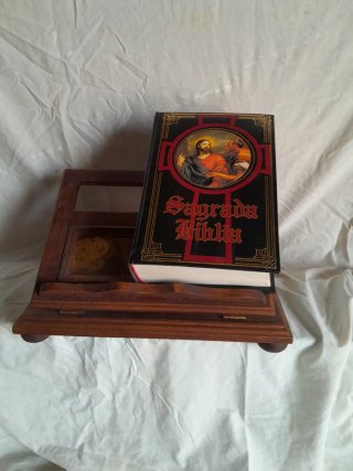Biblia más atril
