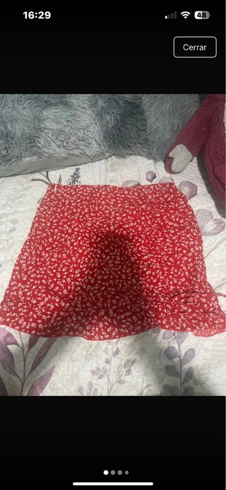 Falda roja estampada flores