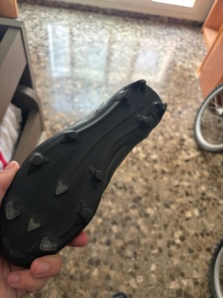 Botas de fútbol Adidas F50 negras y doradas