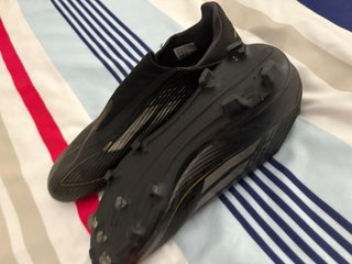 Botas de fútbol Adidas F50 negras y doradas