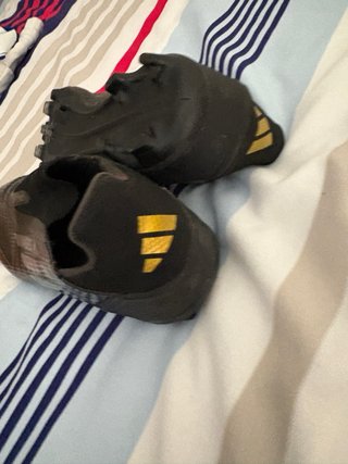 Botas de fútbol Adidas F50 negras y doradas