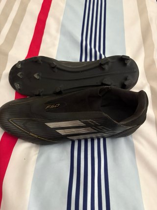 Botas de fútbol Adidas F50 negras y doradas