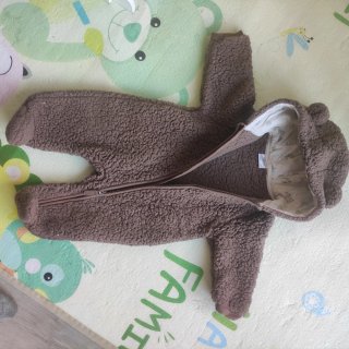 Saco de bebé marrón con capucha