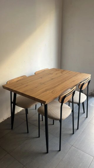 Mesa Comedor + 4 Sillas Madera y Metal