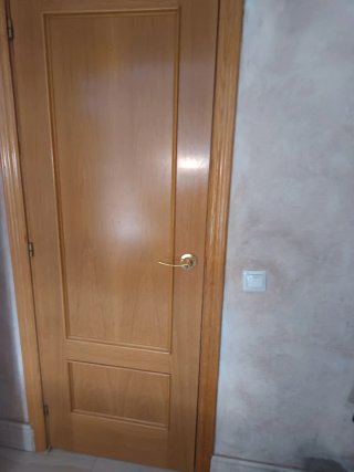 Puerta de madera con cristales