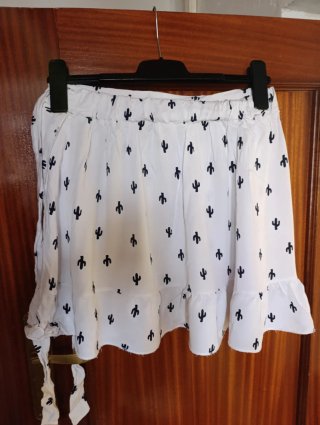 Falda corta blanca con cactus