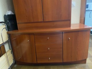 Mueble de madera con vitrina