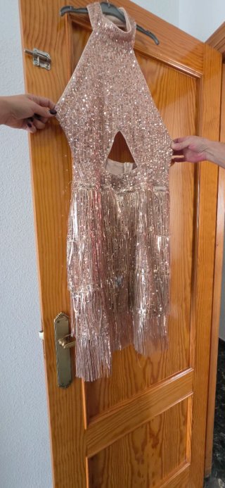 Vestido de fiesta con lentejuelas y flecos