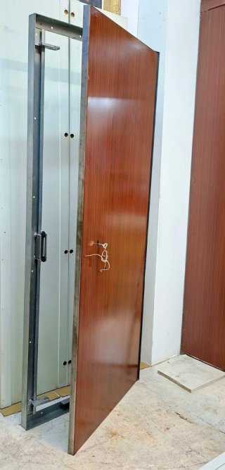Puerta Blindada con Marco Metálico