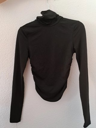 Top negro cuello alto manga larga