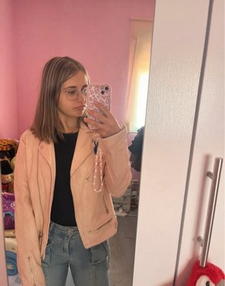 Chaqueta efecto piel rosa